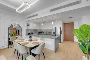 Private kitchen - 2 Bedroom Apartment in the Heart of Dubai, City Walk (Dubai)