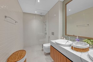 Towels, soap, toilet paper - 2 Bedroom Apartment in the Heart of Dubai, City Walk (Dubai)