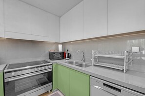 Private kitchen - 2 Bedroom Apartment in the Heart of Dubai, City Walk (Dubai)