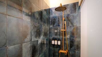 Quarto luxo, vista para o jardim | Banheiro | Secador de cabelo, toalhas de banho, sabonete, shampoo