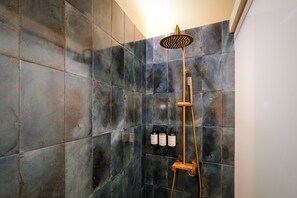 Deluxe Room, Garden View | Bathroom | Hair dryer, towels, soap, shampoo - CaLagneta - Art i Vi (Cervera)