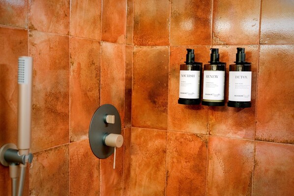 Bathroom amenities - Hotel Boutique CaLagneta - Art i vi (Cervera)