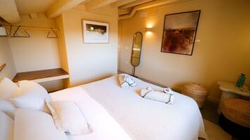 Tweepersoonskamer, uitzicht op tuin | Een laptopwerkplek, gratis wifi