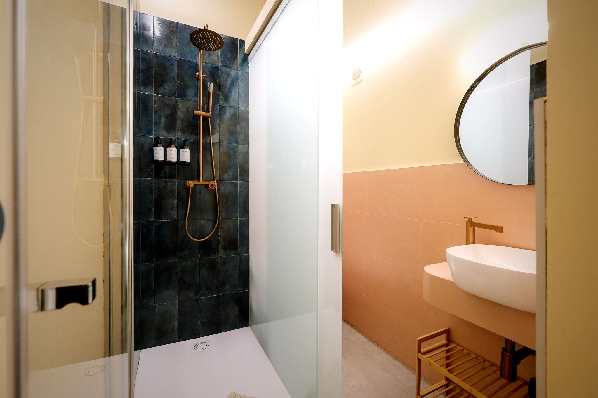 Deluxe Room, Garden View | Bathroom | Hair dryer, towels, soap, shampoo