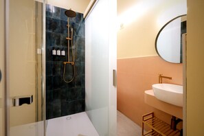 Deluxe Room, Garden View | Bathroom | Hair dryer, towels, soap, shampoo - Hotel Boutique CaLagneta - Art i vi (Cervera)