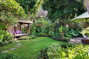 Property grounds - Luxury 4-BR Oasis with Private Pool & Tropical Garden in Seminyak (Bali)