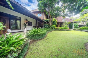 Property grounds - Luxury 4-BR Oasis with Private Pool & Tropical Garden in Seminyak (Bali)