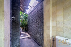 Shower, hair dryer, towels, soap - Luxury 4-BR Oasis with Private Pool & Tropical Garden in Seminyak (Bali)