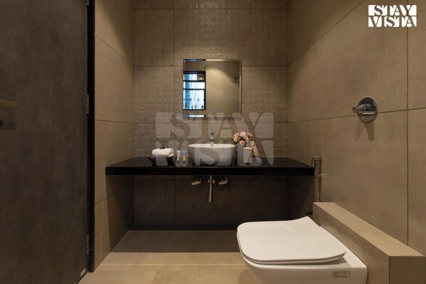Bathroom - Brick and beam (Mahabaleshwar)