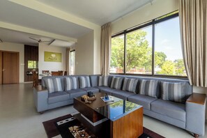 Villa | Living area - Brick and beam (Mahabaleshwar)