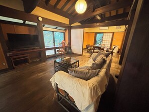 Living area - Family fun!　　Quiet rural space near city center by car｜Okinawa Old House Inn (石垣市)