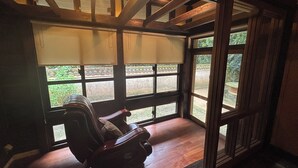 Interior - Family fun!　　Quiet rural space near city center by car｜Okinawa Old House Inn (石垣市)