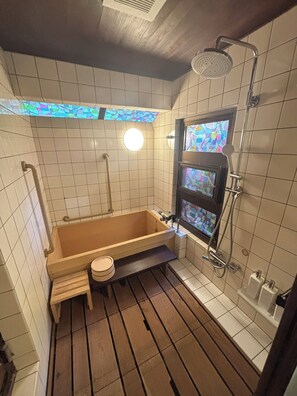 Hårtork, tvål och toalettpapper