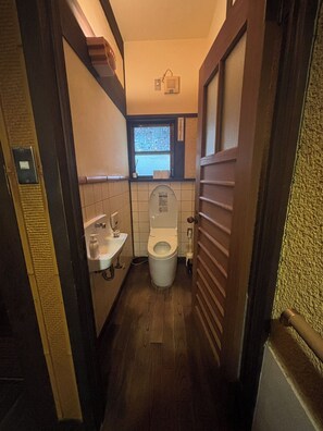 Hårføner, såpe og toalettpapir