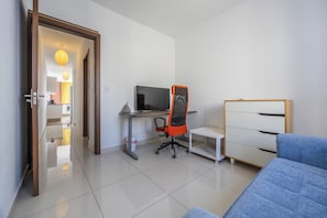 Cobertura, 2 quartos, vista para a cidade | Área de estar | TV