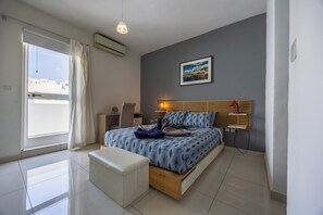 Ático, 2 habitaciones, vistas a la ciudad | Cortinas opacas, tabla de planchar con plancha, wifi gratis
