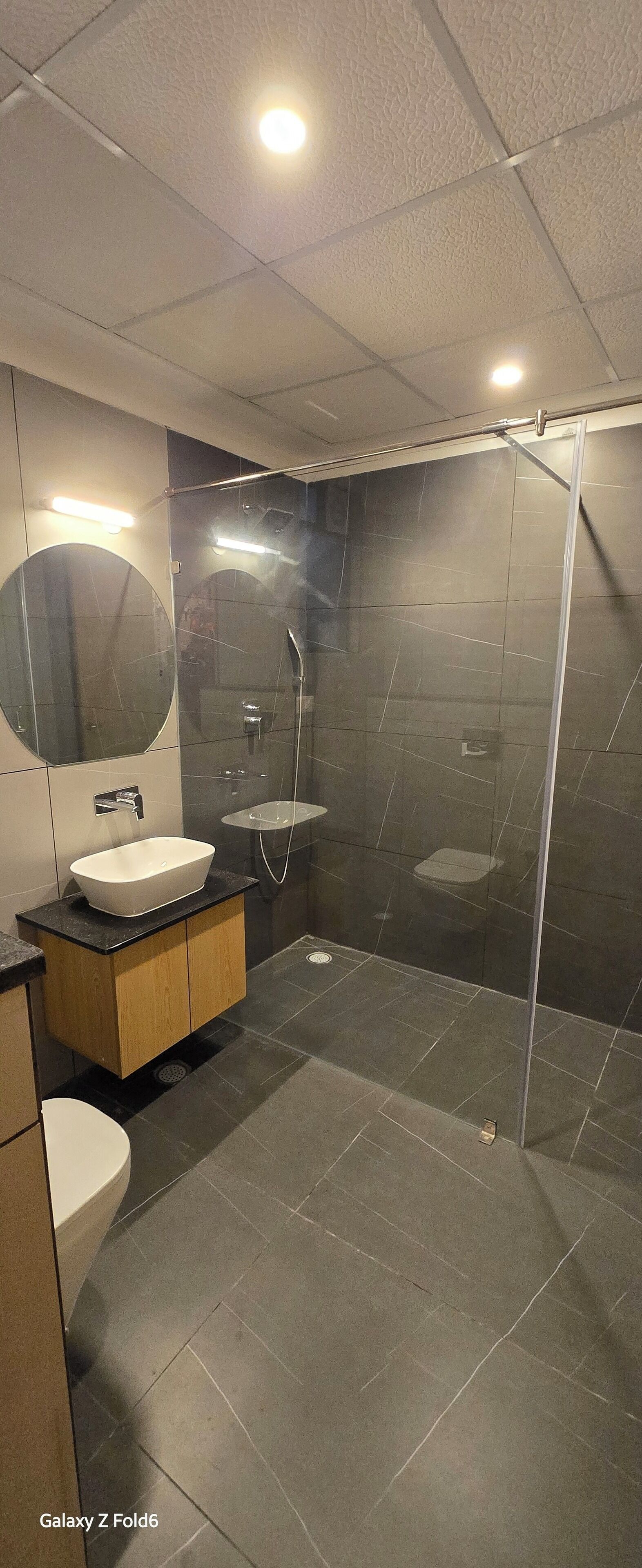 Douche, serviettes fournies, savon, shampoing