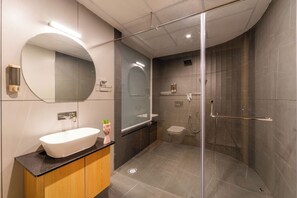 Quarto casal superluxo, sacada, vista para a cidade | Banheiro | Chuveiro, toalhas de banho, sabonete, shampoo