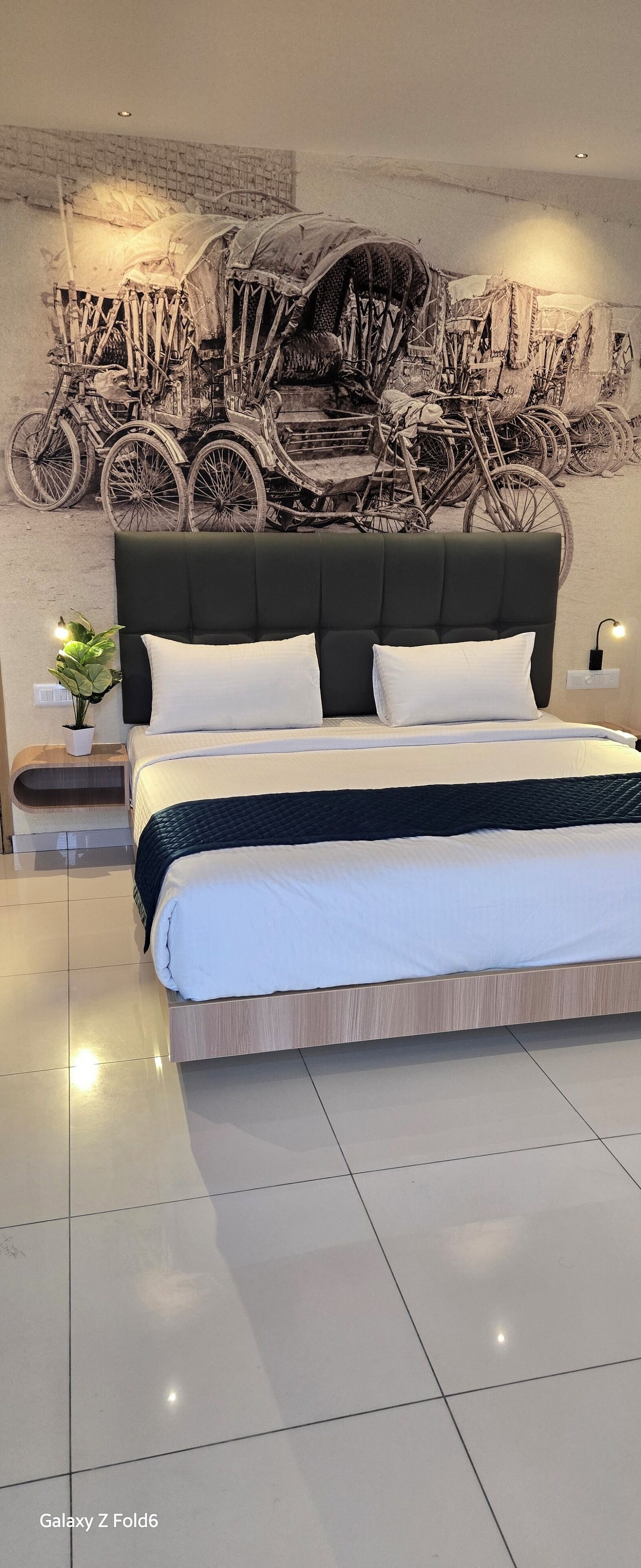 خزنة داخل الغرفة ومساحة عمل للكمبيوتر المحمول ومكواة/لوح كي