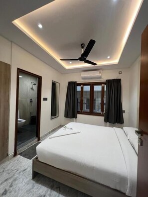 Laptop workspace, free WiFi - Aishwarya Apartments (Bengaluru)