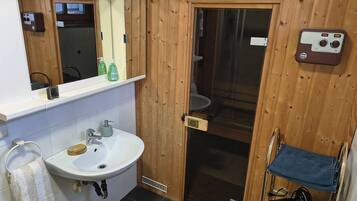 Dusche, Haartrockner, Handtücher, Seife