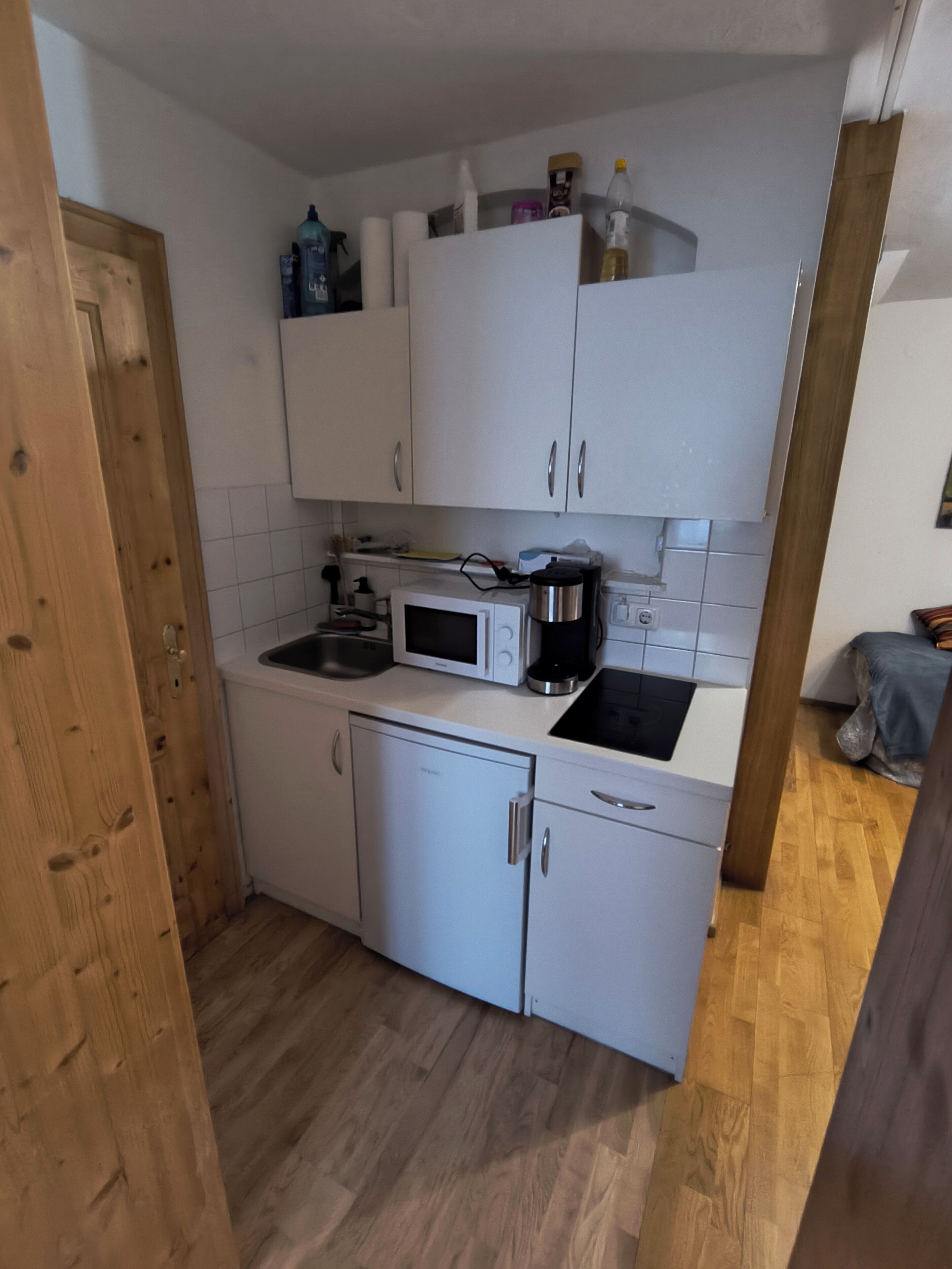 Kühlschrank, Mikrowelle, Herdplatte, Wasserkocher mit Kaffee-/Teezubehör