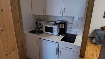 Kühlschrank, Mikrowelle, Herdplatte, Wasserkocher mit Kaffee-/Teezubehör