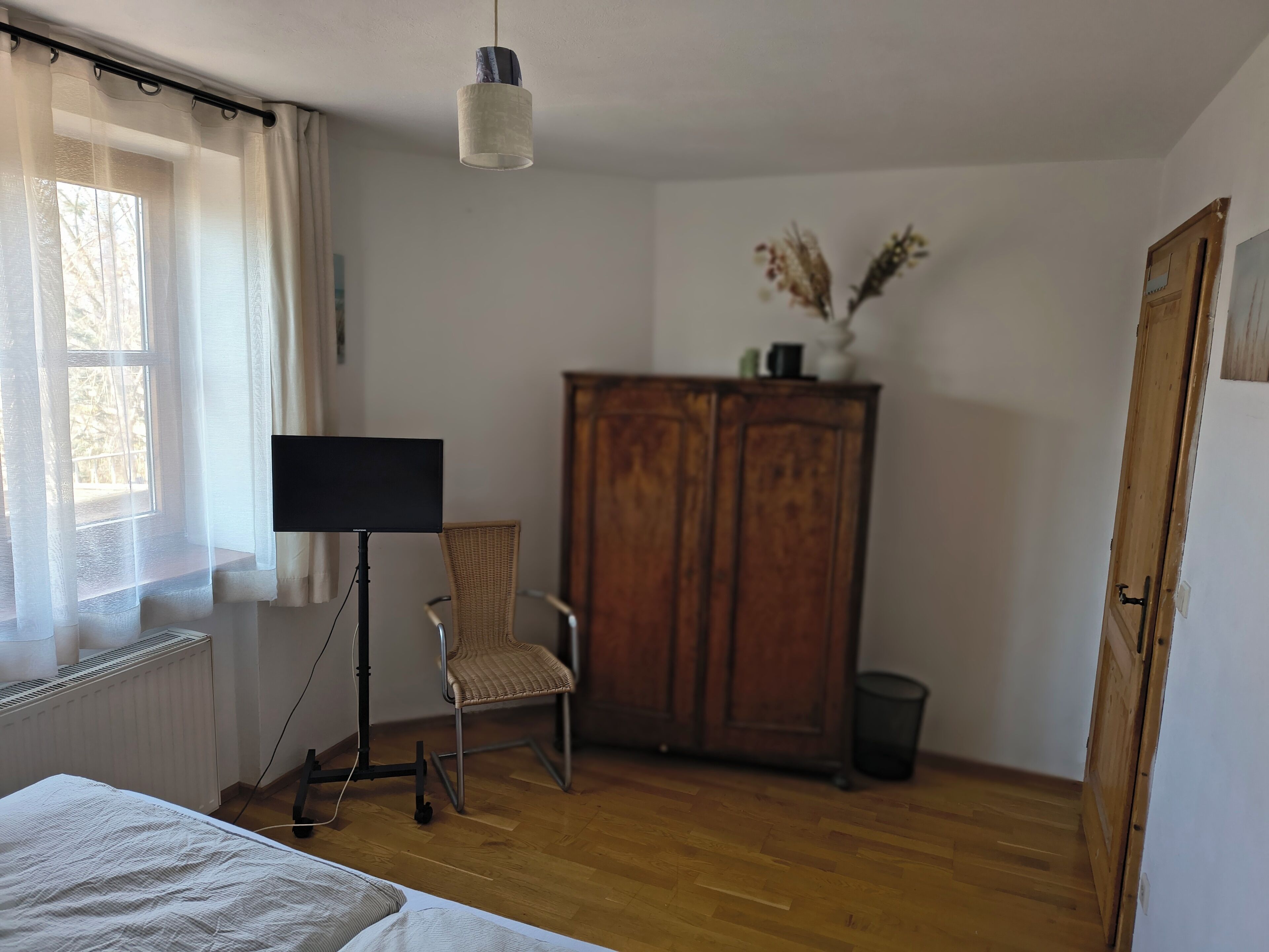 2 bedrooms, desk, iron/ironing board, WiFi