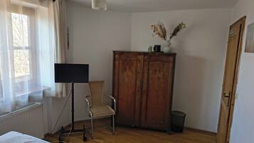 2 Schlafzimmer, Schreibtisch, Bügeleisen/Bügelbrett, WLAN