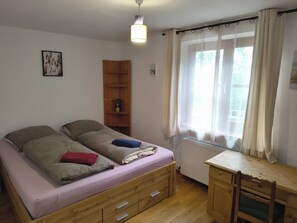 2 habitaciones, tabla de planchar con plancha, wifi y ropa de cama 