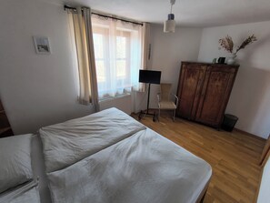 2 habitaciones, escritorio, tabla de planchar con plancha y wifi 