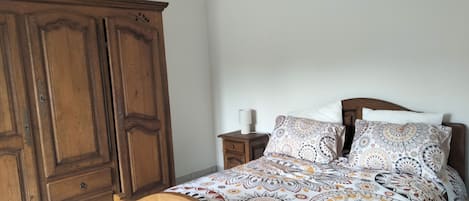 Tabla de planchar con plancha, wifi y ropa de cama