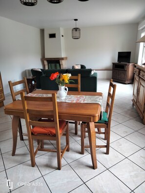 Dining - Gite with beautiful, secure exterior. (Fontaine-sur-Somme)
