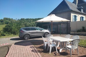 Outdoor dining - Gite with beautiful, secure exterior. (Fontaine-sur-Somme)