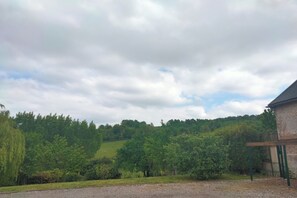Property grounds - Gite with beautiful, secure exterior. (Fontaine-sur-Somme)