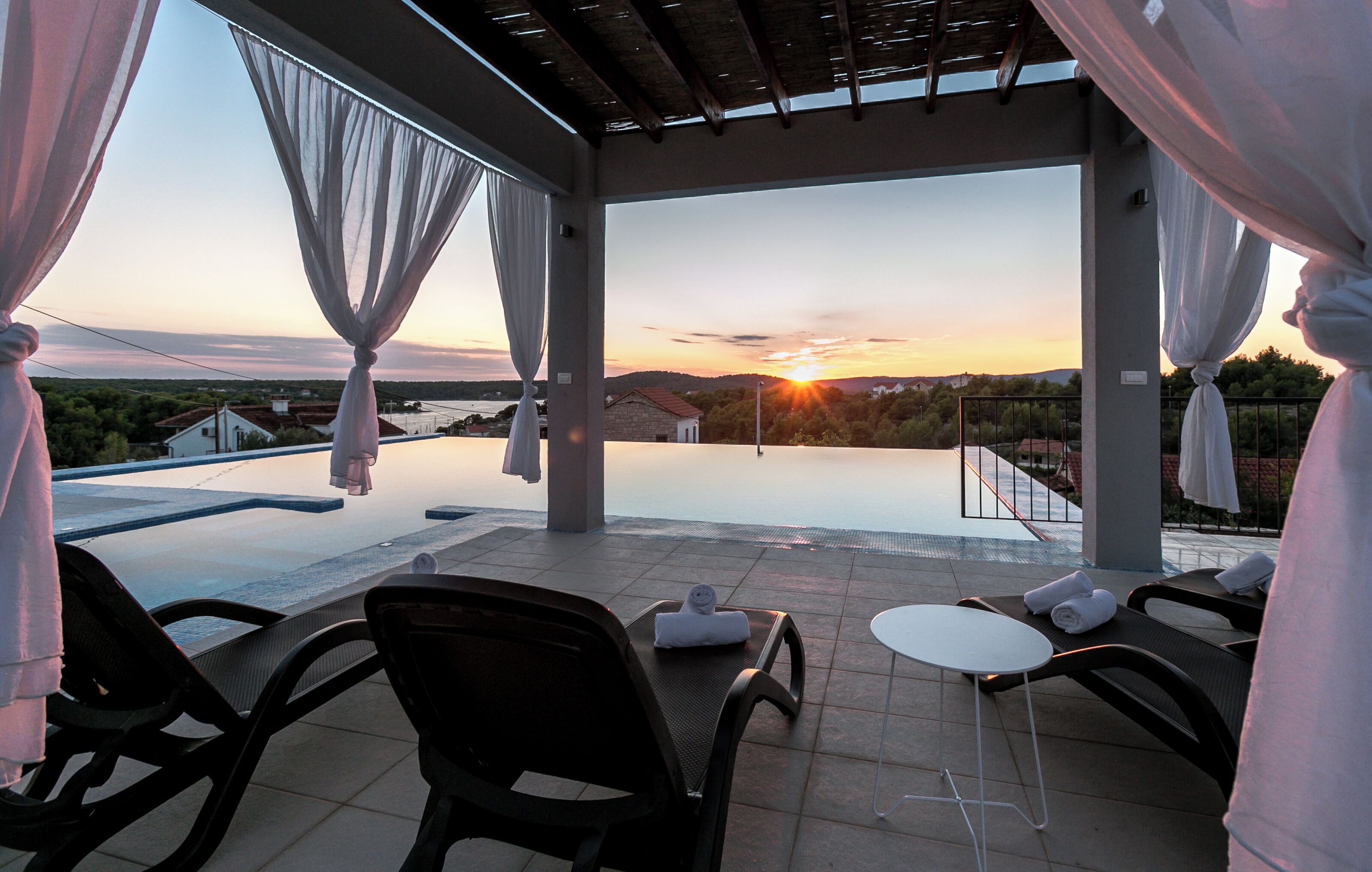 Piscine extérieure (ouverte en saison), parasols de plage