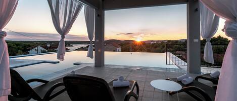 Piscine extérieure (ouverte en saison), parasols de plage