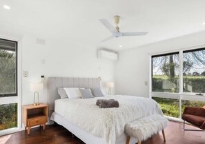 Tabla de planchar con plancha, wifi, ropa de cama