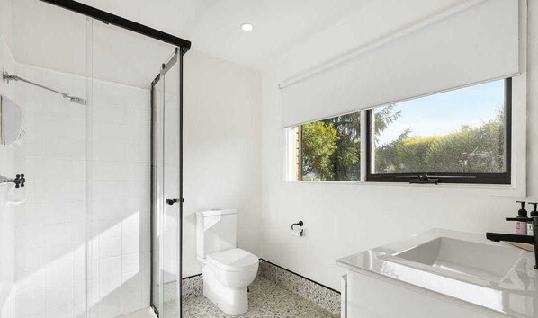 Shower, jetted bath, hair dryer, towels