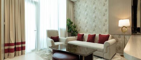 Apartamento luxo, sacada, vista para a cidade | Área de estar | Smart TV 65 polegadas com canais digitais, Netflix