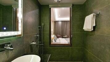 Rom – deluxe, dalutsikt | Bad | Toalettartikler (inkludert), såpe, sjampo og toalettpapir