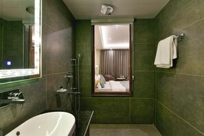 Rom – deluxe, dalutsikt | Bad | Toalettartikler (inkludert), såpe, sjampo og toalettpapir