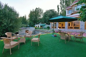 Outdoor dining - Hotel Mantra (Leh)