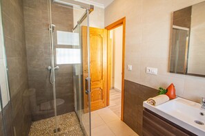 Shower, hair dryer, towels - Villa Catrina - Plusholidays (Calpe)
