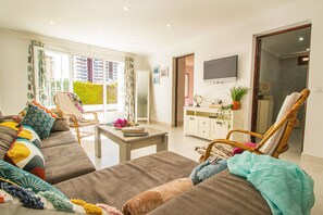TV - Villa Catrina - Plusholidays (Calpe)