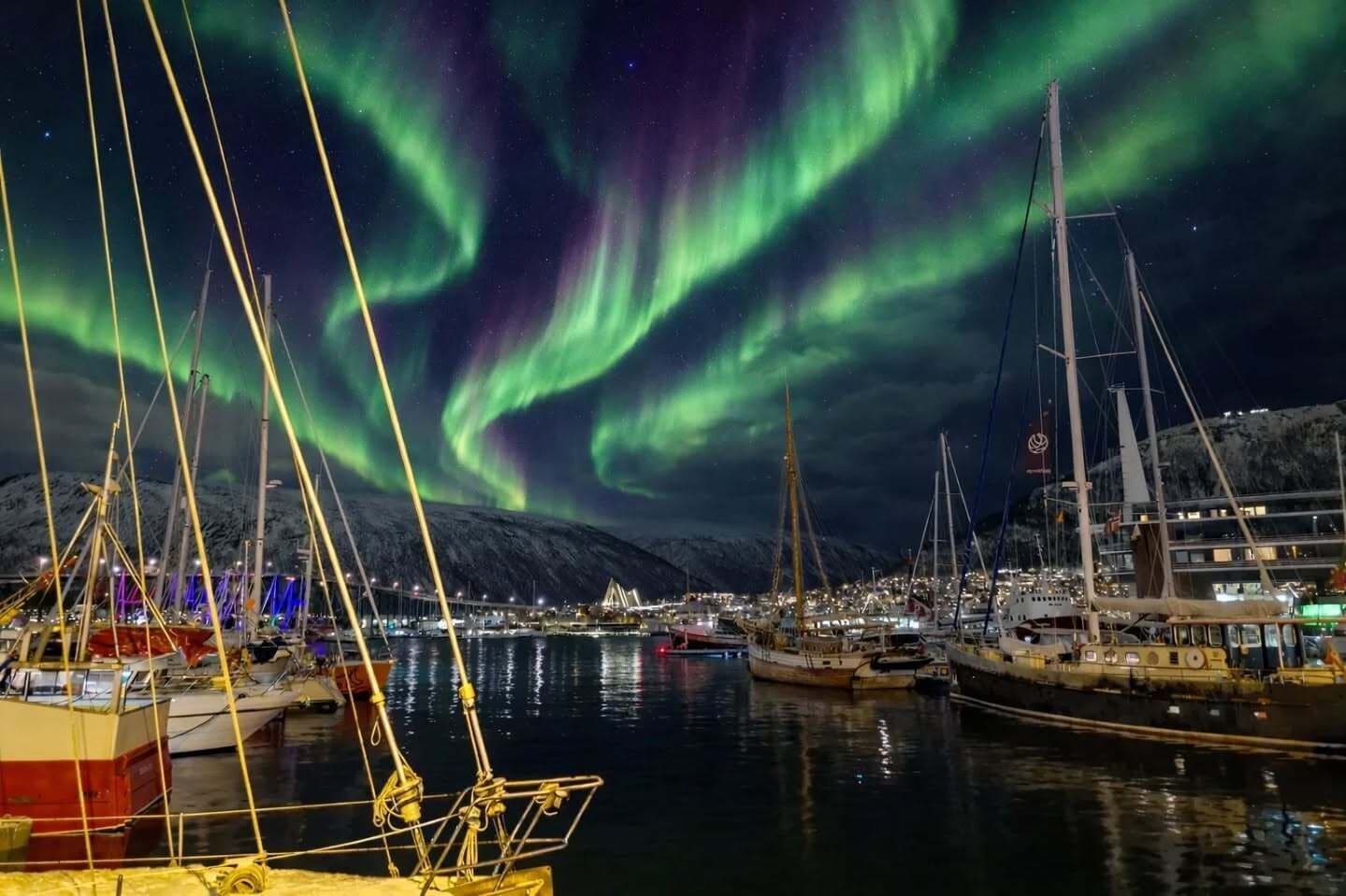 Un port avec des bateaux et une montagne en arrière-plan.