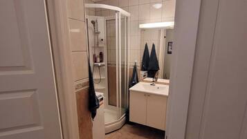 Apartamento, 2 quartos, sacada | Banheiro