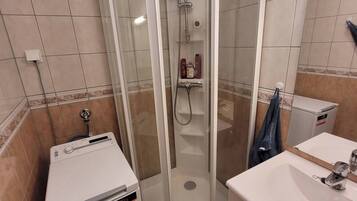 Apartment, 2 Bedrooms, Balcony | Bathroom
