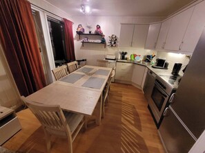 Appartement, 2 chambres, balcon | Salle à manger