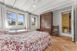 Tabla de planchar con plancha, wifi y ropa de cama 